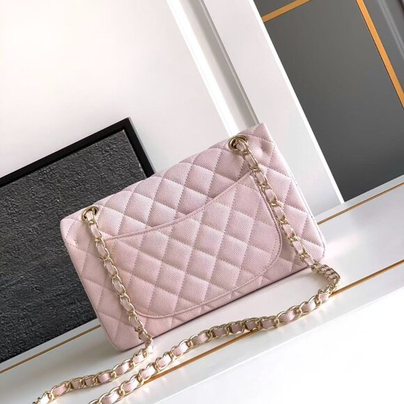 Classic CHANEL Bag: A Stylish and Versatile Choice for Elegance - Picture 6 of 6